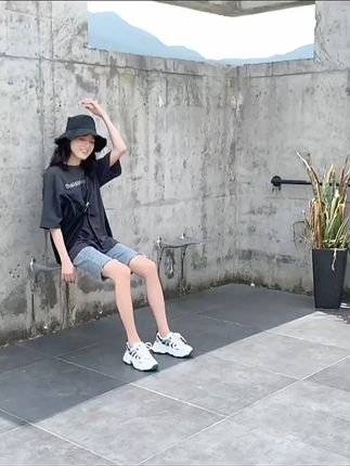 夏日透气不闷脚,这款镂空凉鞋太适合了! 姐妹们!这款鞋子真的太好穿了!!!上脚舒适又好看~快冲吧!!!#夏日通勤休闲穿搭#dirtywork亚比的统治区#挑战50岁妈妈帮我打扮#跟着白昼小熊DL摇打开恋夏风#终于get到鱼尾裙的美了