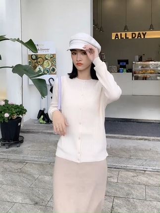 穿上这件打底衫,美美过冬不用愁!包邮到家 XXX 姐妹们!冬天必备款式的打底衫来啦!!!包邮到家哦~快来看看吧~#面料柔软舒适 #显瘦穿搭 #羊毛衫 #打底衫搭配 #秋日万能针织衫穿搭