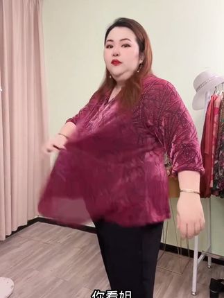 大码美衣轻松穿,不满意就退! 姐妹们!这个季节一定要试试这款V领小衫!搭配裤子、裙子都好看!关键还有运费险哦~#显瘦穿搭#秋季穿搭#大码女装#遮肉显瘦穿搭#秋季微胖穿搭测评