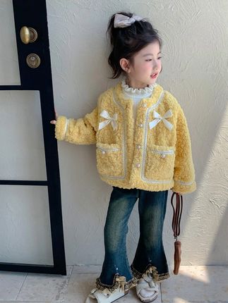 宝贝穿上羊羔绒外套,温暖又洋气! 姐妹们!这个冬天一定要给孩子准备一件这样的外套!暖和又好看!关键还不贵!!#女童穿搭#面料柔软舒适#秋冬穿搭#女童外套#被秋日氛围感穿搭拿捏了
