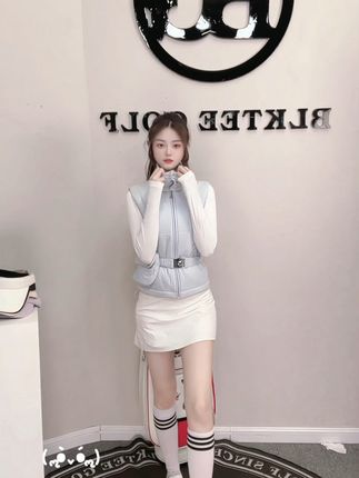 穿上它,球场上再也不怕冷!无袖马甲还能免费退哦 姐妹们!这个冬天一定要给自己安排一件这样的衣服啊!!真的太好穿了~而且现在有运费险,拍回去试一下不好看还可以退哦#秋冬新款#户外穿搭#高尔夫#谁穿谁好看#来双11解锁秋冬本命穿搭