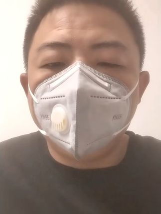 告别呼吸困扰,KN95带阀口罩守护你的每一口清新空气! 家里有老人小孩的一定要备上这种防尘口罩!能有效防止各种灰尘颗粒物!#好物推荐🔥#源头实力厂家#防尘口罩#工厂实拍视频#透气舒适