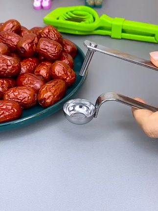 再也不用手剥红枣!神器到手,轻松去核 宝宝爱吃枣,担心被枣核卡就入手了,这个#去枣核器