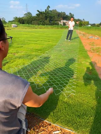 还在为围栏生锈发愁? 看看这款热镀锌勾花网,真十年防锈,日晒雨淋都和新的一样!真正热镀锌工艺,超厚锌层提供钢铁壁垒,户外用几十年都难生锈,省心省钱!#热镀锌围栏网 #铁丝网 #鱼塘防护网 #鱼塘防护网 养殖围栏网