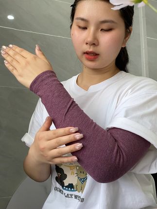 冬天再也不怕冷!羊绒袖套守护你的温暖 冬天手脚冰凉?这款加厚防护好物帮你解决!#这个秋天被琥珀系治愈了 #空调房保暖袖套 #手臂保暖袖套 #秋冬保暖袖套