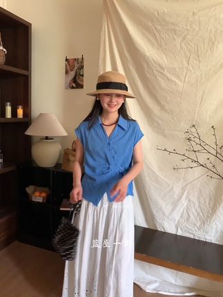 夏日必备!韩系飞飞袖衬衫,轻松穿出优雅气质 姐妹们!这个季节一定要试试这种不规则系带收腰的设计呀~真的太好穿了!!!#迪丽热巴新中式恋夏风#摆脱路人感的小个子女生穿搭#围观红人神级出片现场#轻松get夏日淡人穿搭#夏日中性风穿搭日记