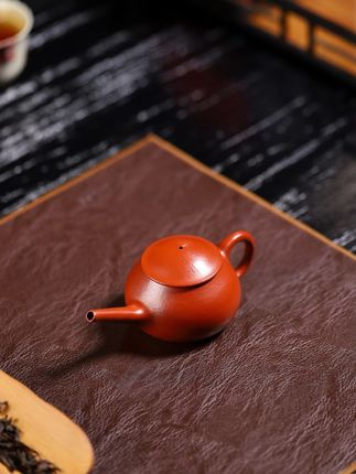 “孤舟蓑笠翁,独钓寒江雪”, 渔翁紫砂壶是紫砂壶中的经典器型,以渔翁垂钓为原型设计,整体圆润饱满,壶身呈三分之二半圆状,口沿向上延伸形成子口嵌于壶中。壶盖形如斗笠,与壶身曲线三点一线,比例协调。壶嘴为长流直嘴,出水畅快;壶把设计成耳形,象征渔翁鱼竿垂钓.#茶 #紫砂壶 #功夫茶 #小煤窑朱泥 #原矿紫砂