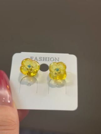简约耳钉,气质提升看得见! 小精致蜜蜡花花银耳钉上线啦~#蜜蜡耳钉