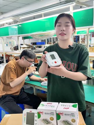爸妈血压高?这款臂式血压计轻松搞定! 家里有老人总担心他们血压不稳?这款血压计能随时监测!#三高人群 #血压计 #高血压 #健之康血压计