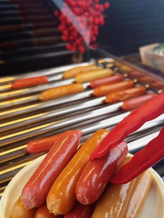 早餐难题秒解决!脆骨香肠包邮到家 姐妹们还在为早餐吃啥犯愁吗! 脆骨玉米肉肠三重惊喜,脆骨咯吱响玉米爆甜汁。 台湾风味配方,空气炸锅3分钟滋滋冒油香翻天。 商用级品质家用更放心,手抓饼搭档直接包邮到家。 早餐来一根,一天都元气满满!#烤肠真香 #烤肠自由