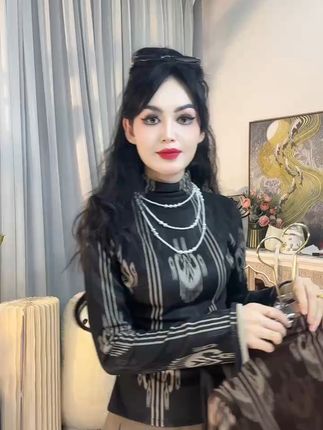 穿上它显瘦又百搭,打底衫让你轻松变身复古女神! 姐妹们!这个打底衫真的太好穿了!!!有运费险!#显瘦穿搭 #秋冬穿搭 #秋季穿搭 #穿搭 #早秋穿搭显贵法则