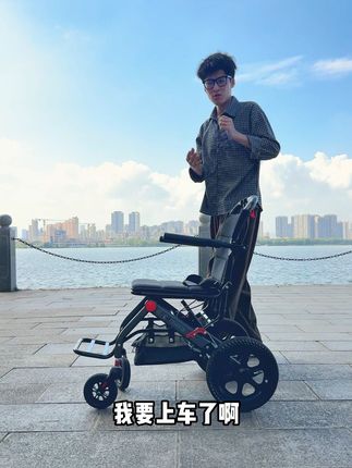 爸妈出行更轻松!超轻便折叠代步车解决全家烦恼 适合国庆假期出游的代步小车,轻便可折叠设计,还能上飞机上高铁。#代步车 #国庆假期 #户外 #轮椅