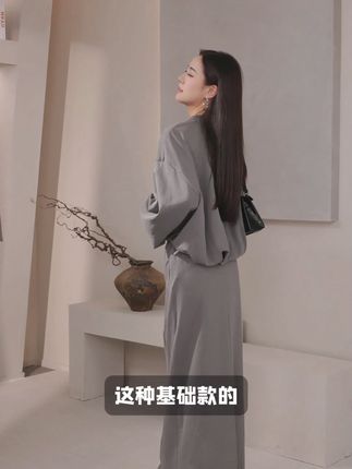 卫衣半裙超好穿! 姐妹们!这个冬天一定要入一件这样的外套!!!面料柔软舒适,版型超棒#面料柔软舒适 #卫衣 #卫衣穿搭 #休闲减龄穿搭 #夏末初秋过渡也要穿得有巧思