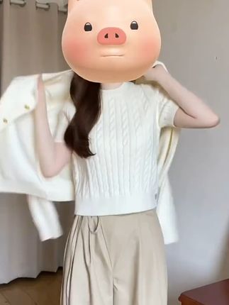 米色修身针织开衫两件套 #暗区突围抖音专属激励 #超能下蛋鸭视频激励活动 秋冬穿啥?这款套装让你温暖又时尚!