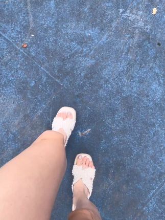 夏日必备!小香风珍珠一字拖,轻松穿出高级感! 姐妹们!这个季节一定要试试这种鞋子啊!!真的太好看了吧~关键还不贵哦~#夏季穿搭#软底软面穿上超舒服#显高显瘦显腿长#穿出高级感#小个子女生的夏日通勤穿搭