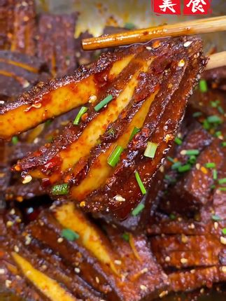 一口咬下,满嘴留香的武冈卤豆腐! 今天又做了很多好吃的香干!有喜欢吃的朋友吗?评论区留言哦~#武冈卤豆腐 #香干炒菜 #美食分享