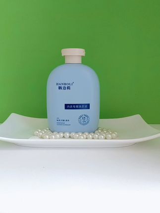 别再买贵的卸妆水了!这款素秀臣氏氨基酸温泉卸妆水超好用,而且价格实惠。它能够轻松卸除眼角和睫毛上的彩妆,让你的皮肤更加干净透亮。不管是学生党还是上班族,都值得拥有。如果你是经常化妆的人,更需要备上一瓶这样的卸妆水。快来试试吧,让你的肌肤焕然一新。