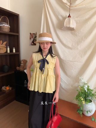 夏日必备!透气显瘦背心衬衫,轻松穿出好身材! 姐妹们!这个季节一定要试试这种层次感穿搭!!真的太好看了吧~#跟着白昼小熊DL摇打开恋夏风#给夏天一点颜色看看#迪丽热巴新中式恋夏风#围观红人神级出片现场#摆脱路人感的小个子女生穿搭