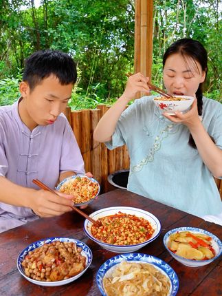 辣味十足,拌饭必备,软糯香辣豆豉酱太好吃了! 这个湖南的青椒豆豉真的太好吃了~辣的过瘾辣的爽,用来拌饭拌面都能多吃三碗#豆豉 #青椒豆豉 # 彩椒豆豉 