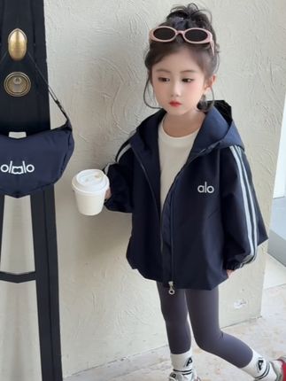 宝贝穿上这件洋气冲锋衣,秋天也能美美出门! 秋冬季节孩子怕冷?这款洋气又保暖的小衣服解决大问题!#女童外套#女童春秋外套#女童穿搭#儿童冲锋衣#秋日户外就穿琥珀系