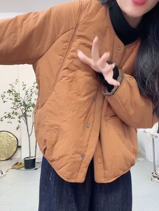 穿上这件短款棉服,轻松显瘦又洋气! 冬天怕冷又想穿得好看?这款保暖外套帮你解决难题!#秋冬穿搭 #秋冬新款 #宽松显瘦 #棉服外套 #遮肉显瘦遮肉减龄