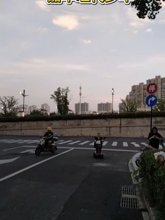 爸妈出行无忧! #2025抖音创作者大会 #老年代步车 #老年代步车电动四轮车 #电动四轮车 #老年人的出行代步工具