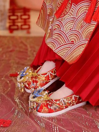 三步一景绣花鞋 婚礼跟拍生图利器 #婚鞋 #古装鞋 #绣花鞋 #凤冠霞帔 #不累脚