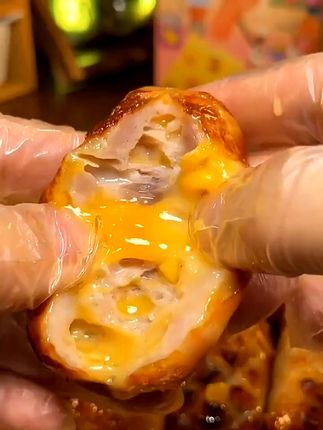 黑猪烤肠芝士爆浆,加热即享美味盛宴! 入口甜甜的,配料很健康,还不错,芝士味不算重,烤的时候都在滋滋作响,一口爆浆的芝士烤肠~#美食 #火山石烤肠 #空气炸锅美食 #烤肠 #空气炸锅