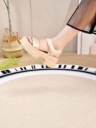 穿上达芙妮百搭凉鞋,尽显迷人风姿。 #宝藏鞋子 #好穿又好搭 #上脚舒适 #小个子女鞋 #达芙妮凉鞋