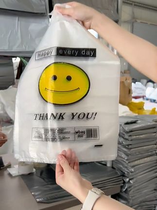 一个小“笑脸”,让你的店被牢牢记住! 用“笑脸袋”打包餐品,幸福感直接拉满!顾客回头率飙升的秘密武器。👏 提升顾客体验感,复购率想不高都难!#笑脸袋 #笑脸袋子 #食品打包袋 #塑料袋厂家