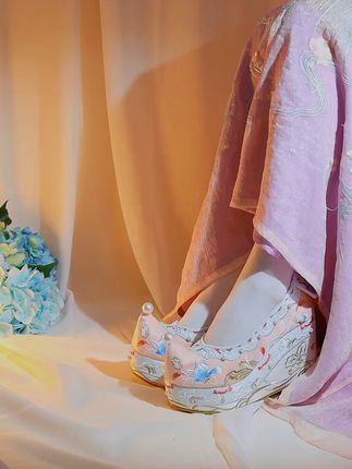 汉服高跟婚鞋 凤冠霞帔刺绣坡跟赞 #古风鞋 #婚鞋 #中式嫁衣 #凤冠霞帔 #绣花鞋