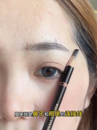 想画出根根分明的野生眉,选对工具是关键 我用的是ayanami砍刀眉笔笔锋细,轻松画出根根分明的线条3步画眉法:1️⃣ 定点:标好眉头、眉峰、眉尾位置2️⃣ 勾轮廓:顺着毛流方向轻划线条3️⃣ 补空隙:查缺补漏,调整眉形下手要轻,深棕色画出来更自然!1分钟就能get自然野生眉,手残党也能学会~#野生眉 #野生线条眉 #眉笔 #新手化妆教程 #给户外度假加点野气感