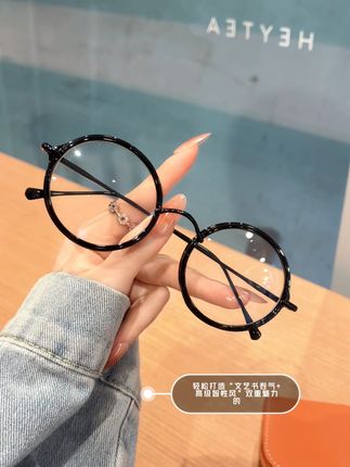 2025新款日系小圆框眼镜上线啦!复古设计自带温柔滤镜,商务休闲都能搭。可配近视度数,防蓝光护眼,适合长时间面对屏幕的你。文艺又实用,定义你的日常风格。#日系穿搭 #复古眼镜 #专业配镜 #学生党好物推荐 #高颜值眼镜