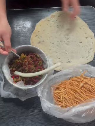 一口咬下满嘴香 传统老面烧饼回味无穷 在外的老乡 看到此视频你想吃不 ?真香 逗留可露菲腊!! hah 今天又做了很多好吃的东西给大家分享了!喜欢吃的家人们赶紧去拍吧!!#地方特色美食 #强烈推荐 #手工美食 #早餐 #传统美食