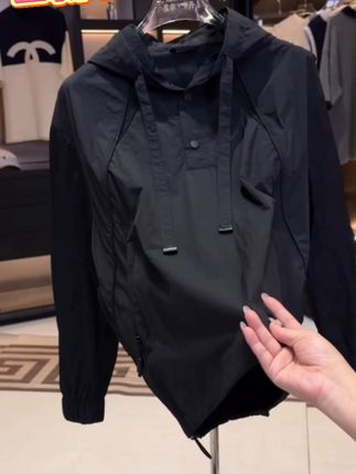 穿上黑武士卫衣,秒变街头潮男! 秋冬季节必备单品!这款黑色连帽外套搭配牛仔裤、靴子超酷!#秋日人生照片还得是琥珀流光风#琥珀流光摇把万宁摇出来了#朴灿烈是怎样穿上中式婚服的#章昊卡点舞纵享丝滑#团播都在琥珀流光摇