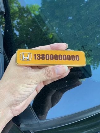 车载桌面的颜值担当!金属边框防刮耐磨,保护您的爱车的同时更显高级!#汽车用品 #车载摆件 #挪车号码牌 #临时停车号码牌 #移车电话号码牌