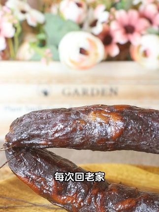川渝特产正宗果木烟熏香肠自家老工艺蒸熟食用腊肠9.9半斤 柴火熏出的腊肠,红亮得像抹了蜜。切开来肥瘦均匀,蒸着吃糯香裹着肉鲜,炒荷兰豆更是绝配,每口都是老手艺的醇厚。#腊肠