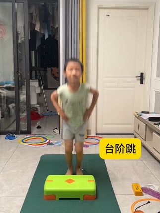 家里没空间?这款迷你健身踏板帮你轻松燃脂! 孩子腿无力,身体不协调,坚持每天跳韵律踏板动作,锻炼孩子的下肢力量,提高身体协调能力,还能助力长高#韵律踏板 #韵律操 #孩子体能 #感统训练 #体能训练运动
