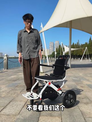 爸妈出门更轻松!超轻便折叠轮椅解决出行难题 可以上飞机上高铁的户外代步小车,国庆出游的便捷之选。#代步车 #轮椅 #户外 #国庆假期