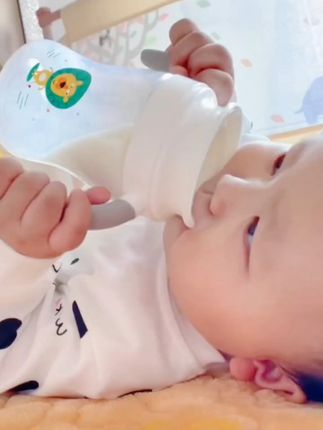 宝宝就爱用这个杯子,嘬口杯一岁后就可以使用, 倒着不漏水,喝水喝奶就用它,一口气200毫升#母婴好物 #母婴 #学饮杯嘬口杯