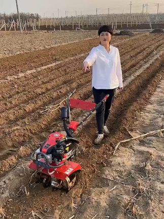 轻松搞定开荒松土,免费退货无压力! #七夕吃的不是菜是爱情的保鲜剂 #这款小型多功能微耕机,也太给力了吧,大棚地,果园地,山坡地都可以使用#整机23公斤老人妇女都可以使用