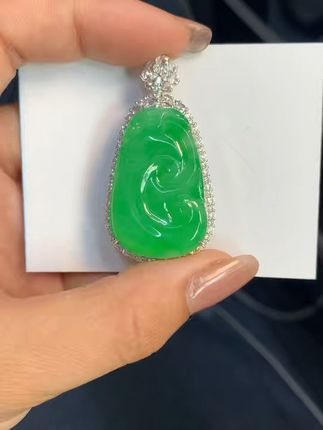 妈妈戴上这翡翠吊坠,气质瞬间提升! 想戴有品质感又不俗气的项链?这款精致饰品帮你搞定!#珠宝首饰#首饰分享#翡翠#翡翠吊坠#吊坠