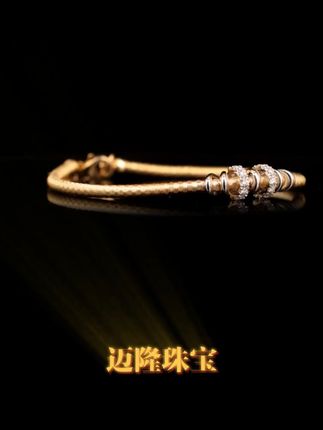 戴上这手链,每个场合都闪耀全场! 想戴一款既高级又百搭的手镯?这款手镯帮你搞定!#黄金首饰#首饰分享#手镯#时尚饰品#在香港珠宝展一饱眼福