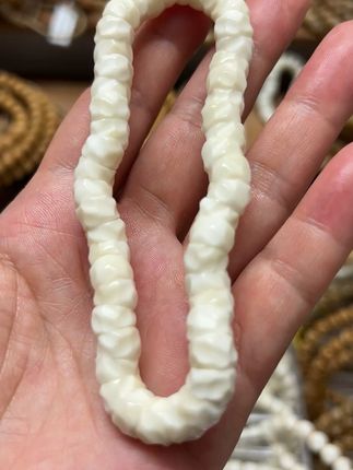 天然白玉菩提,手串界的清新脱俗! 今天给大家分享一款非常有特色的挂件!它就是这款原生态白玉菩提蒜瓣大肠无相单圈卡!