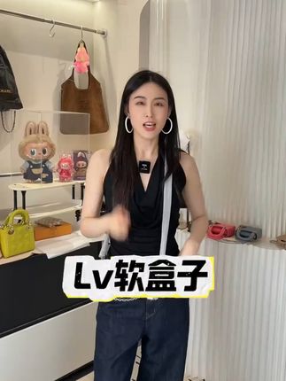 !Louis威登软盒子 这个包包真的太好看了吧!黑色搭配金色的设计感十足,出门背它回头率超高!#好物推荐🔥#二手奢侈品#包包推荐#奢侈品#lv