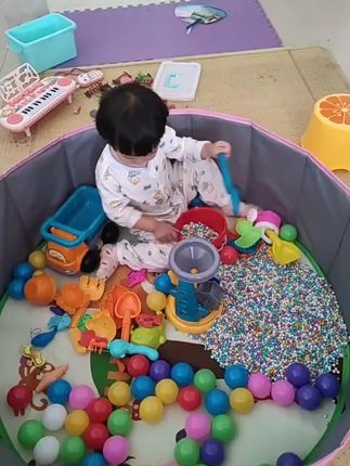 01后宝妈带娃神器宝宝玩沙不脏手 室内沙池轻松搞定! 孩子总想玩沙却没合适场地?这款玩具让孩子在家就能体验!#灵隐寺葡萄挂件有点东西#谁懂集齐十二符咒的含金量#拼豆人有自己的甄嬛传#把星空和浪漫装进花瓶里#七夕送礼清单