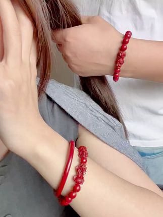 本命年必备!高含量辰砂手镯,守护全年平安好运! 想送孩子一份寓意美好的新年礼?这款工艺礼品别错过!#礼物推荐#首饰分享#送礼推荐#时尚饰品#惊喜跟礼物都是来自爱你的人