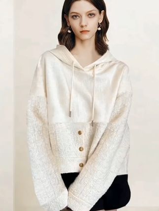 QOOEL 穿上这件小香风卫衣,秋天也能温暖又时尚! 秋冬穿啥?这款拼接外套让你温暖又洋气!#秋季穿搭#卫衣穿搭#卫衣#宽松版型#学会卫衣穿搭思路变身时尚达人