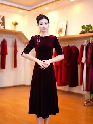 穿上这款新中式礼服,婚礼上你就是最美的新娘! 姐妹们!这款衣服真的太好穿了!!!面料质感超棒!关键现在有运费险!喜欢就赶紧冲吧~#高级感穿搭#秋冬穿搭#连衣裙#优雅气质#早秋贵气感穿搭