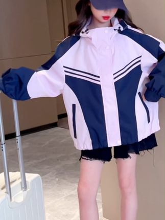 宝贝穿上新外套,妈妈再也不担心换季烦恼! 秋冬季节孩子穿啥?这款洋气小战袍帮你解决难题!运费险可放心入哦~#显瘦遮肉#出游穿搭#保暖又好看#女童穿搭#晒晒我的秋日穿搭